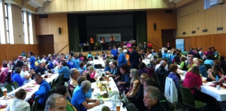 Zum Abschluss des 11. Walkathlons Münchberg 2014 wurde im Saal gegessen, getrunken und die verbrauchten Kohlenhydrate aufgefüllt. (Foto: Matthias M. Meringer)