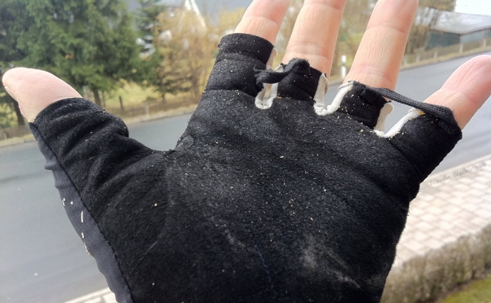Hand mit Nordic-Walking-Handschuh