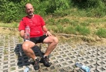Matthias M. Meringer im Gartenstugle fix und fertig nach dem Nordic-Walking-Ultramarathon Hof-Bayreuth 2016