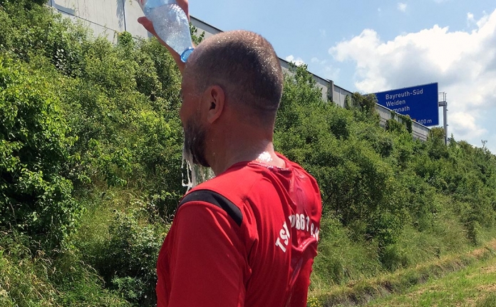 Matthias M. Meringer am Ziel des Nordic-Walking-Ultramarathons Hof-Bayreuth